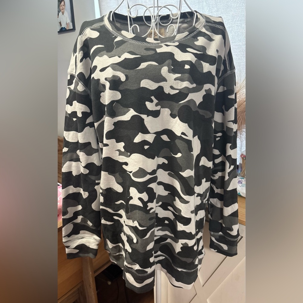 Chaser Camo Sweatshirt Size Small